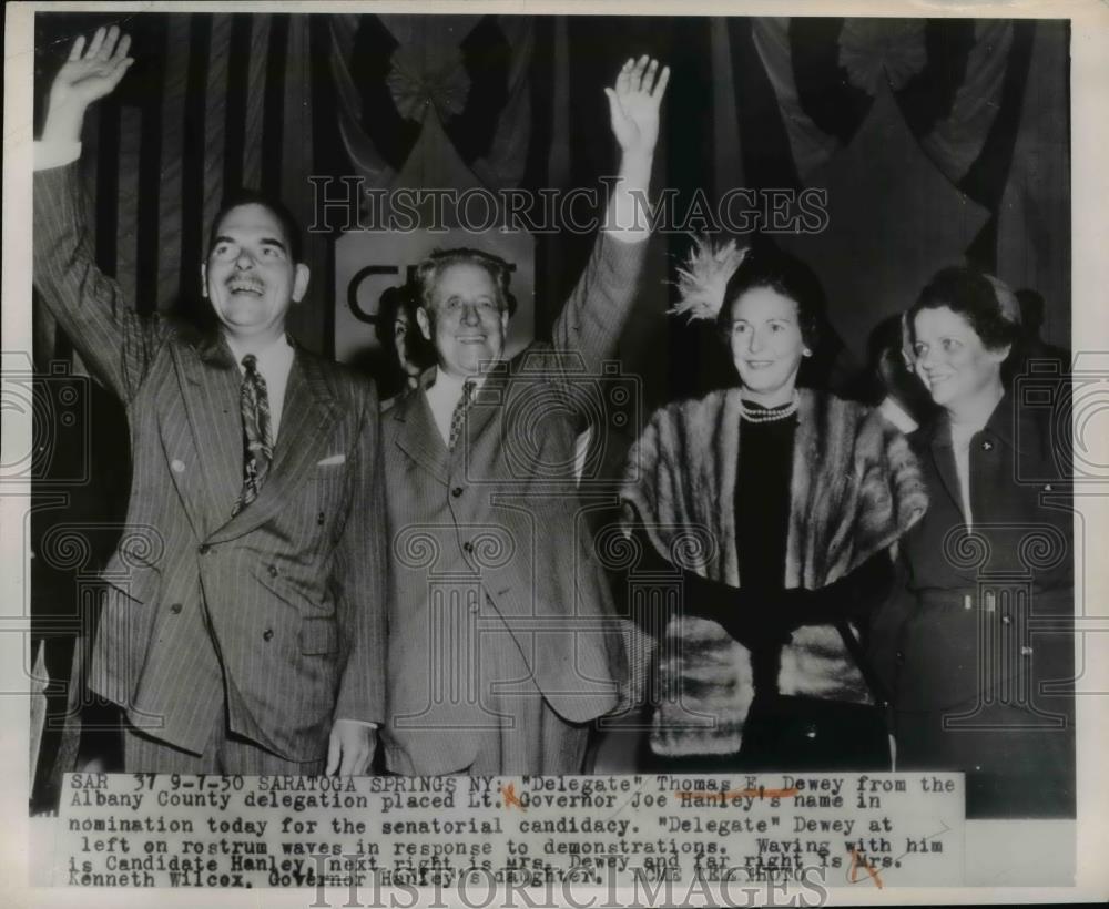 1950 Press Photo Delegate Thomas Dewey Waves In Response To Demontrations - Historic Images