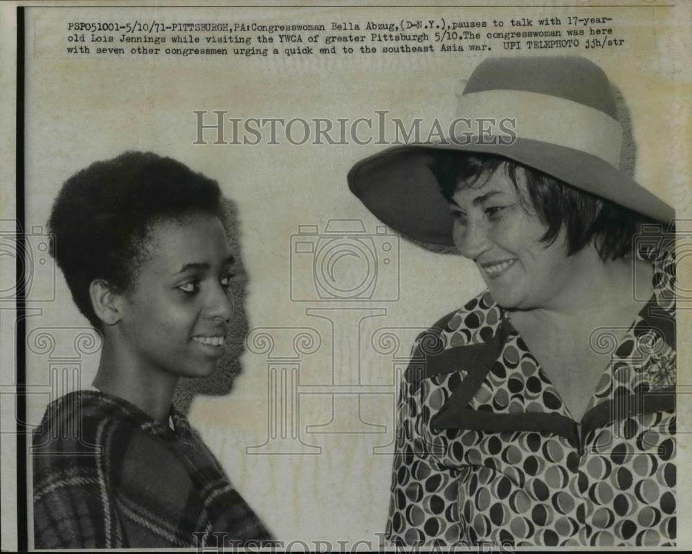 1971 Press Photo Congresswoman Bella Abzug Talks With Louis Jennings - nep05324 - Historic Images