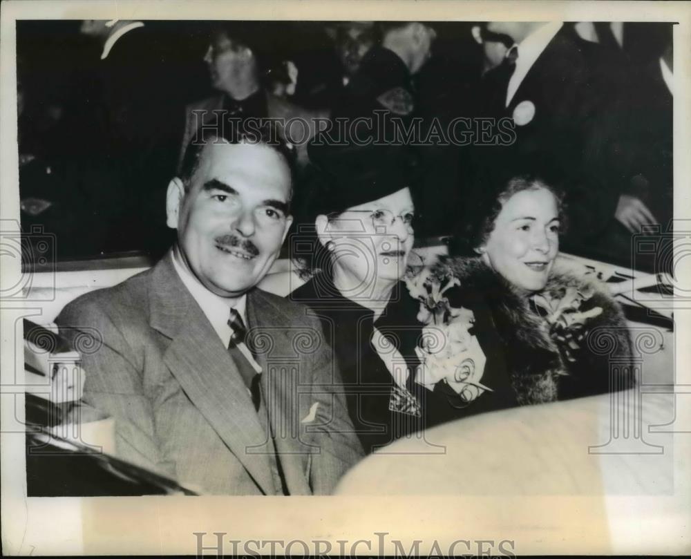 1944 Press Photo Gov. Thomas Dewey Accompanied By His wife And Mother - Historic Images