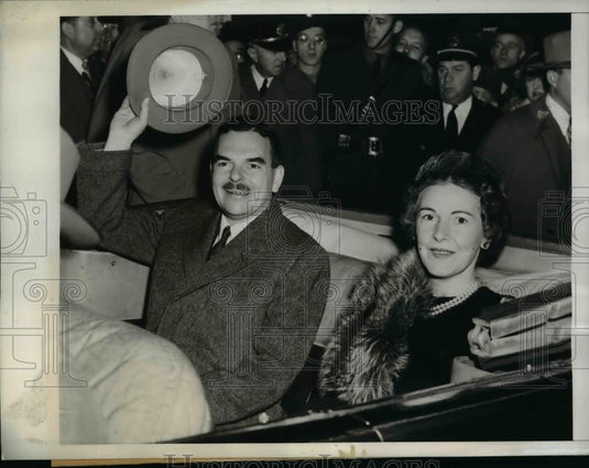 1944 Press Photo Gov. and Mrs. Dewey Smile At the Crowd - nep05361 - Historic Images