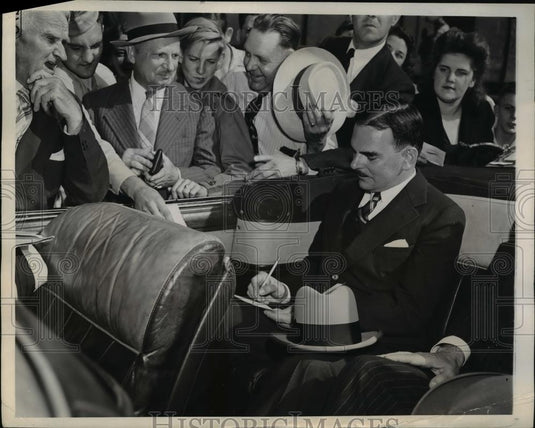 1944 Press Photo Gov. Thomas Dewey Mobbed By People Seeking Autograph - Historic Images