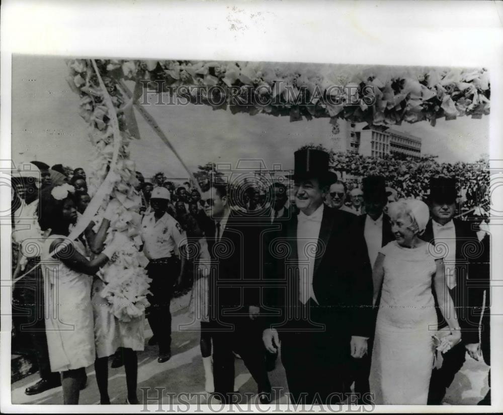 1968 Press Photo Vice President Hubert &amp; Mrs. Humphrey walk streets of Monrovia - Historic Images