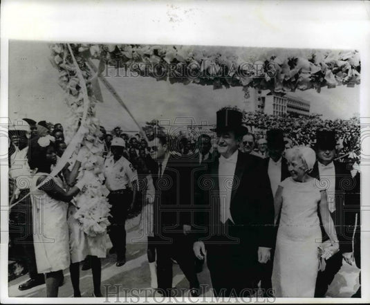 1968 Press Photo Vice President Hubert & Mrs. Humphrey walk streets of Monrovia - Historic Images