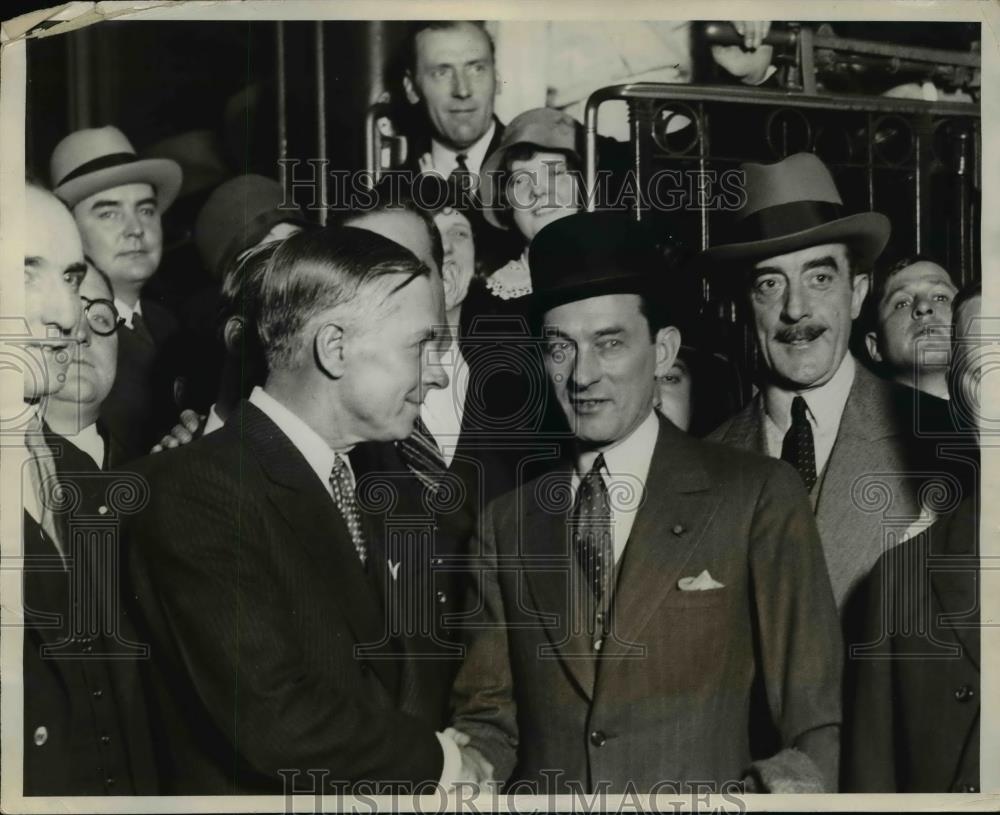 1928 Press Photo Alderman George Maypole shakes hands with Mayor Jimmy Walker - Historic Images