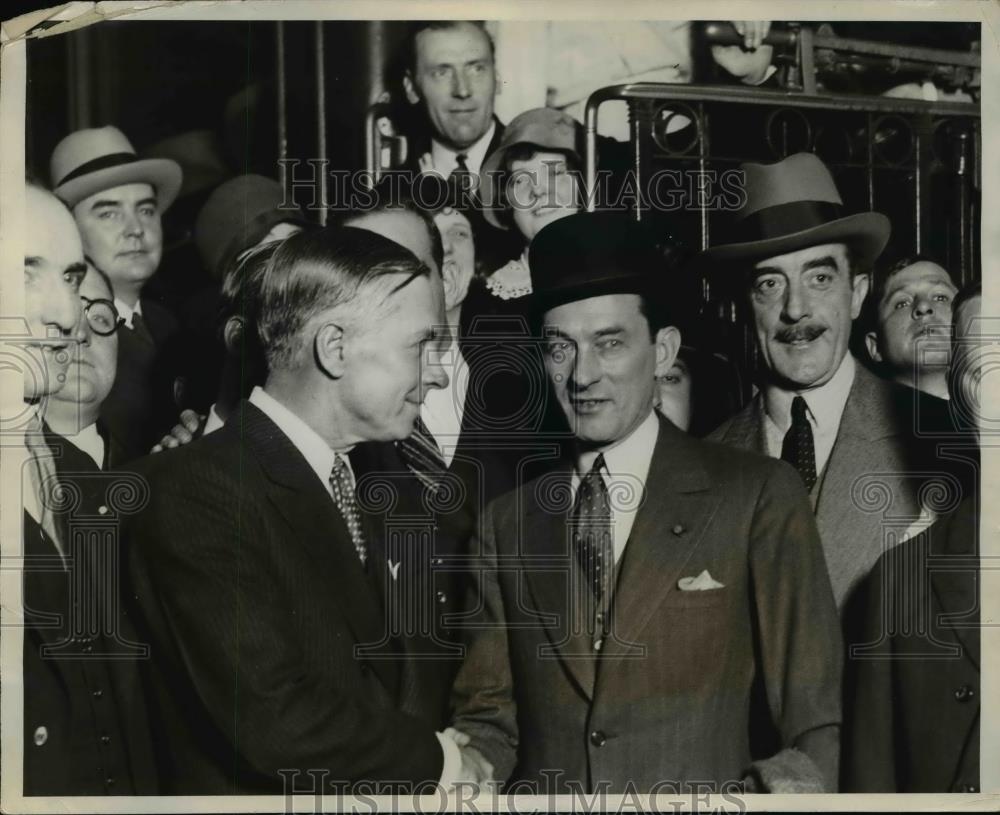 1928 Press Photo Alderman George Maypole shakes hands with Mayor Jimmy Walker - Historic Images