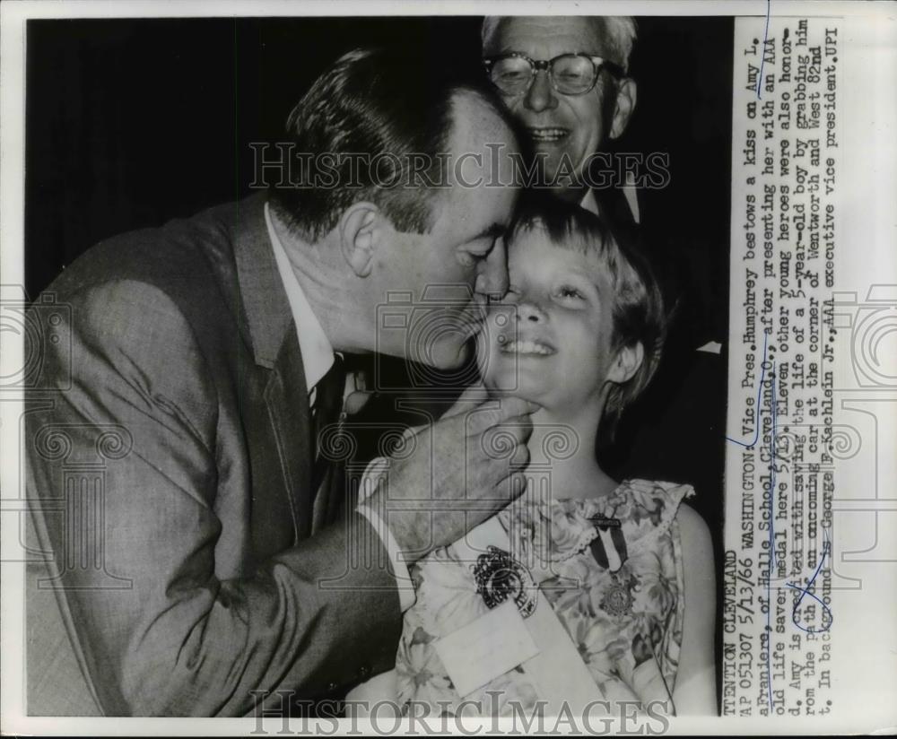 1966 Press Photo Hubert Humphrey w/ Hero Amy Lafraniere at Washington Ceremony - Historic Images