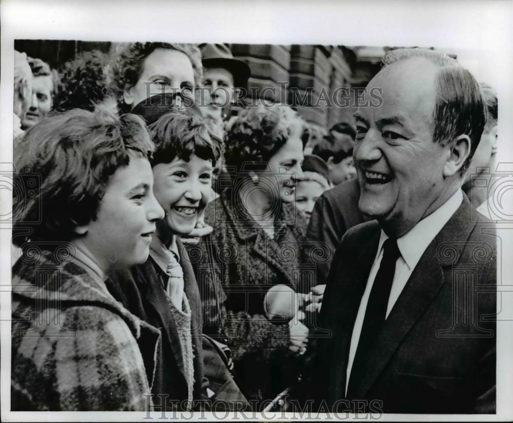 1967 Press Photo Hubert Humphrey Greeted at No. 10 Downing St, London, England - Historic Images