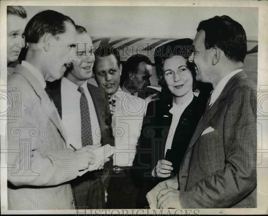 1944 Press Photo Thomas E. Dewey & Wife Interviewed at Cleveland Airport - Historic Images