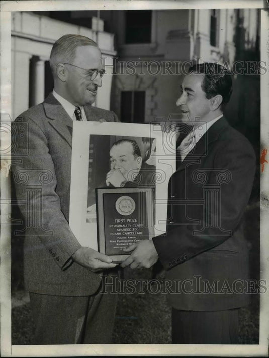 1946 Press Photo Frank Cancellare with prize winning picture with Pres Truman - Historic Images