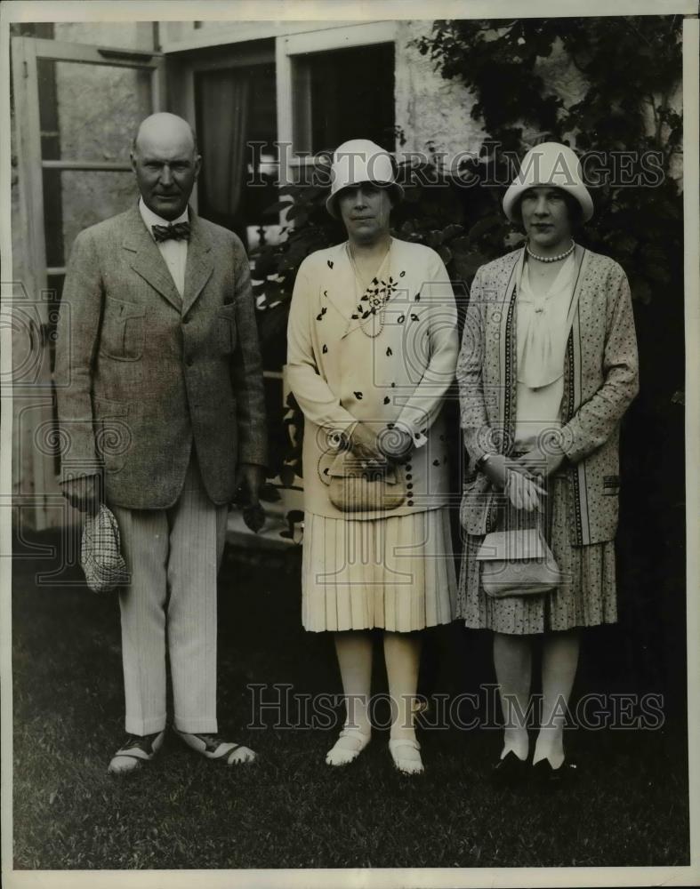 1929 Press Photo Governor John Trumbull, Wife &amp; Daughter Florence in Miami Beach - Historic Images