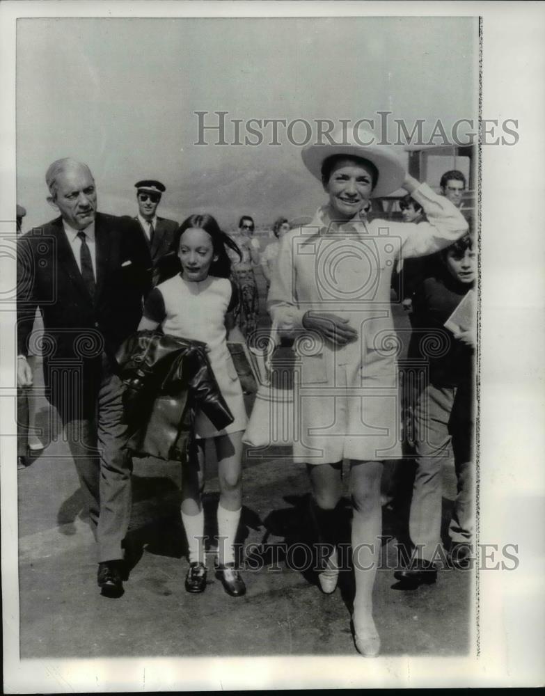 1970 Press Photo Prince Stanislous &amp; Mrs. Lee Redziwill arrive with children - Historic Images