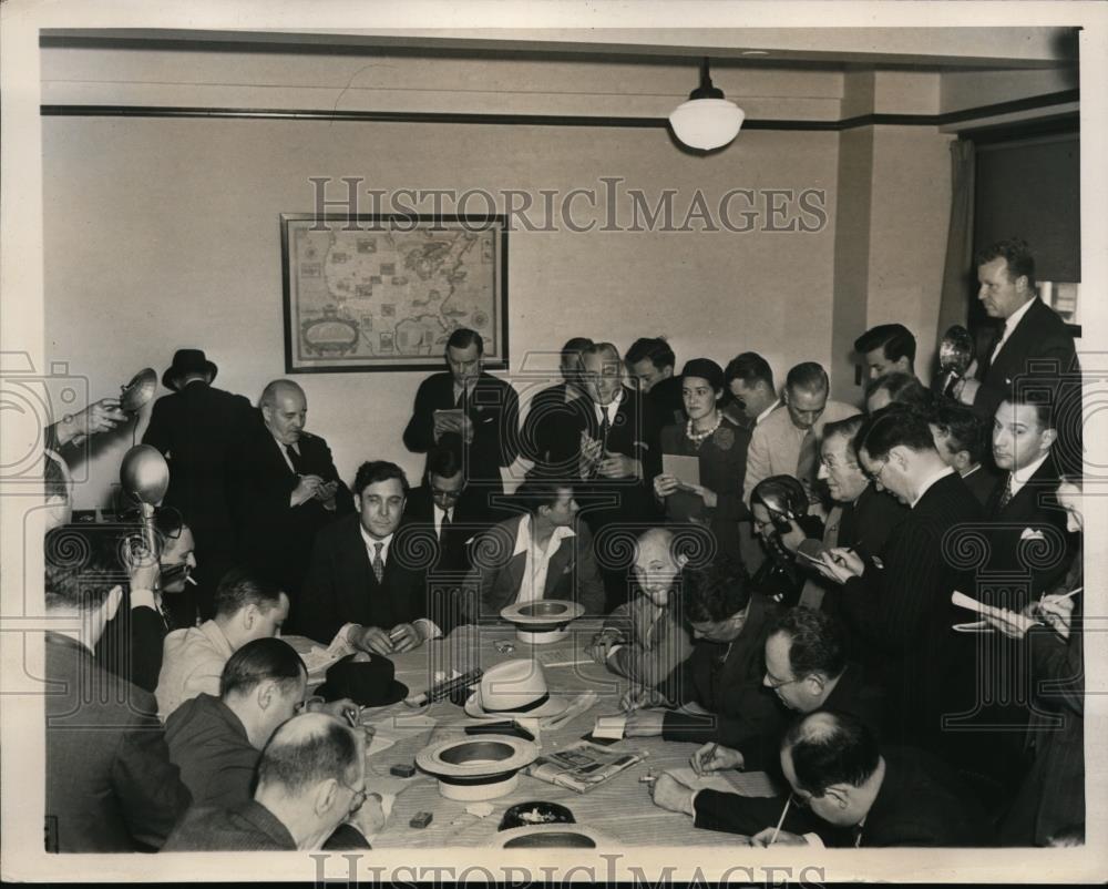 1940 Press Photo Wendell Willkie Press Conference in New York City Office - Historic Images