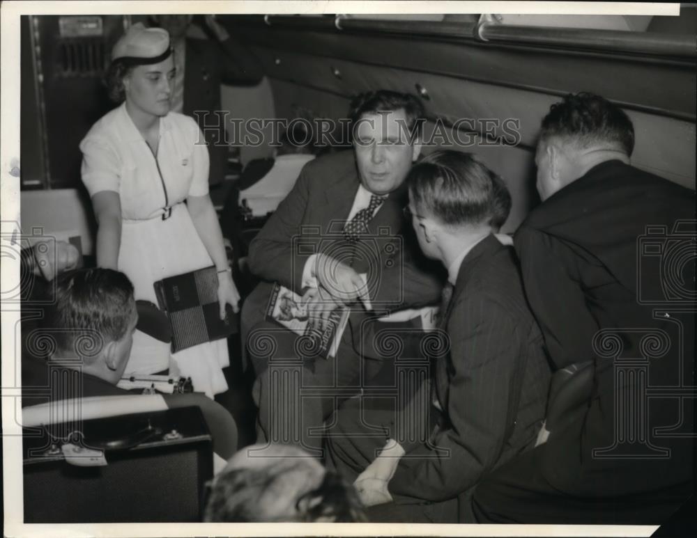 1940 Press Photo Wendell Willkie in Plane Press Conference - nep05804 - Historic Images