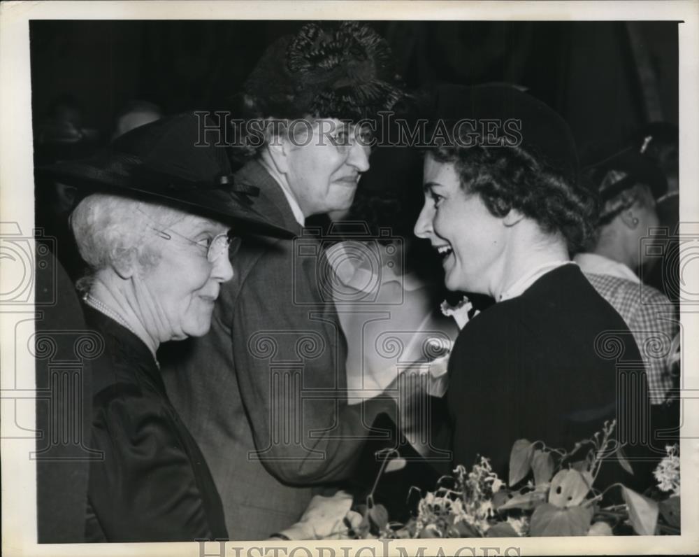 1944 Press Photo Mrs Thomas Dewey Greets Women&#39;s Republican Club, Louisville - Historic Images