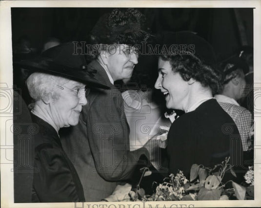 1944 Press Photo Mrs Thomas Dewey Greets Women's Republican Club, Louisville - Historic Images
