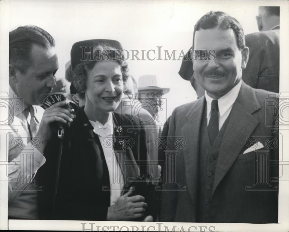 1944 Press Photo Gov Dewey &amp; Wife En Route to Chicago Nat&#39;l Convention - Historic Images