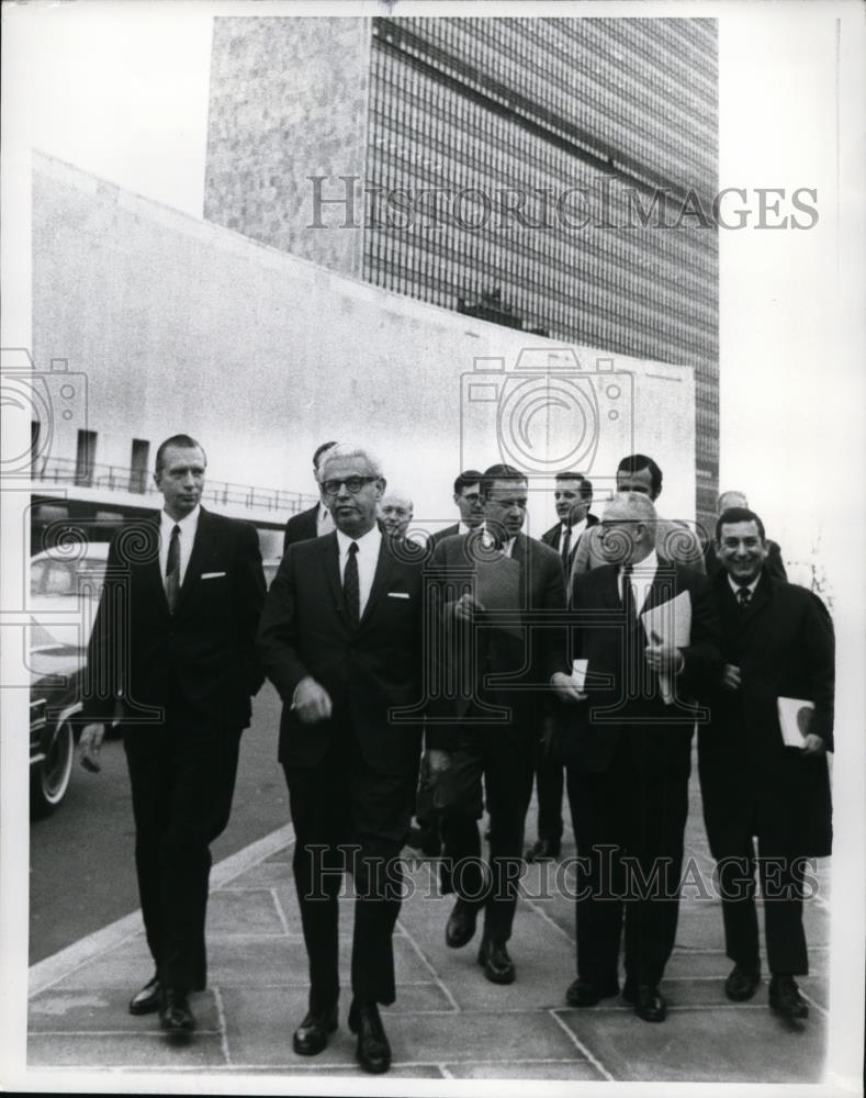 1968 Press Photo Arthur Goldberg &amp; US Delegation Leaving United Nations - Historic Images