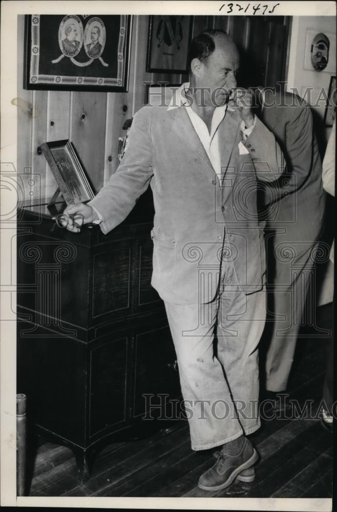 1956 Press Photo Adlai Stevenson at Press Conference, Libertyville, Illinois - Historic Images