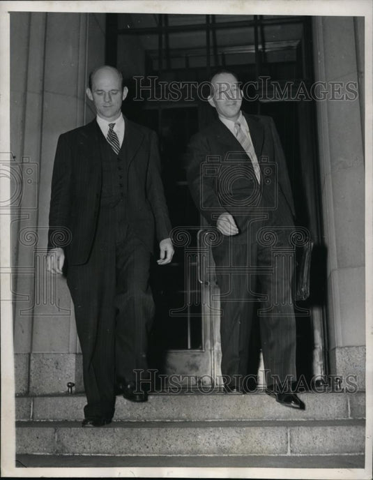 1946 Press Photo Marion Plant & Wallace Brown Leaving US Labor Department - Historic Images