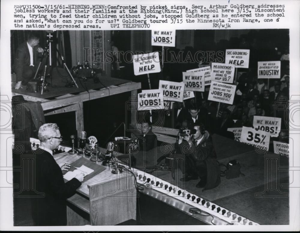 1961 Press Photo Labor Secretary Arthur Goldberg &amp; pickets at Hibbing MN - Historic Images