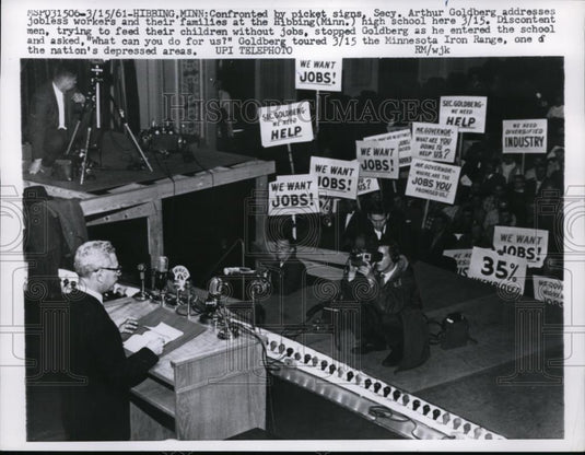 1961 Press Photo Labor Secretary Arthur Goldberg & pickets at Hibbing MN - Historic Images
