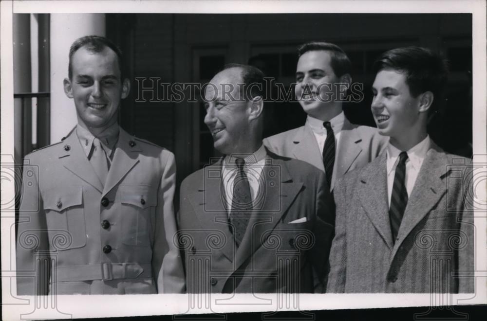 1952 Press Photo Governor Adlaii Stevenson &amp; sons Adlai Jr, Borden, John - Historic Images