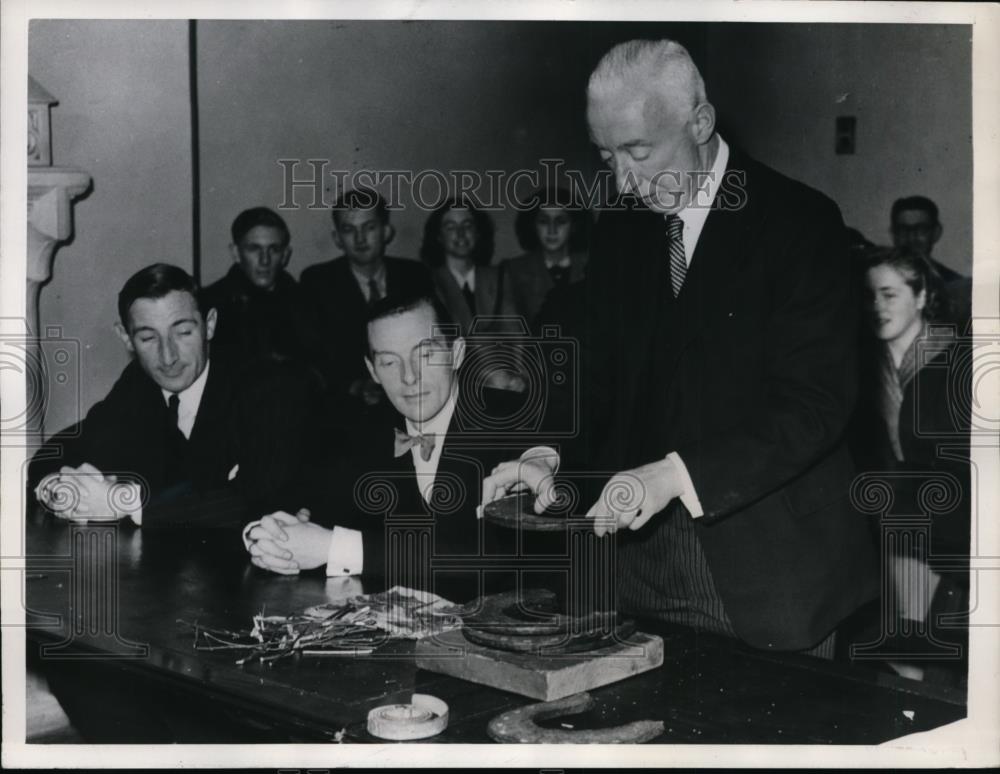 1947 Press Photo London Paying Traditional Rent to King&#39;s Remembrancer Court - Historic Images