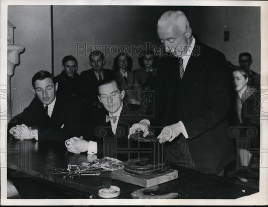 1947 Press Photo London Paying Traditional Rent to King's Remembrancer Court - Historic Images