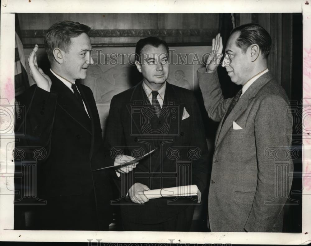 1941 Press Photo Jerome Frank Taking Oath as US Federal Judge - nep07106 - Historic Images