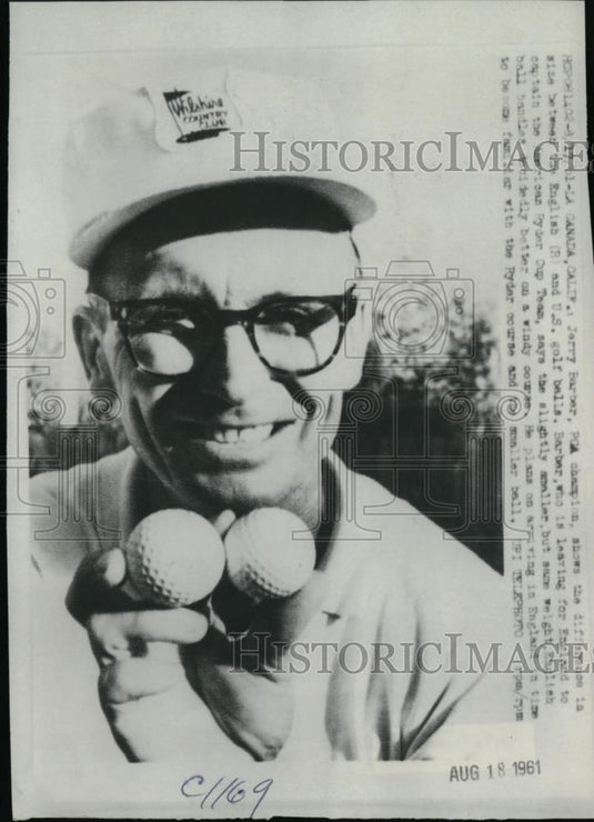 1961 Press Photo Jerry Barber Showing US & British Golf Ball Size Difference - Historic Images