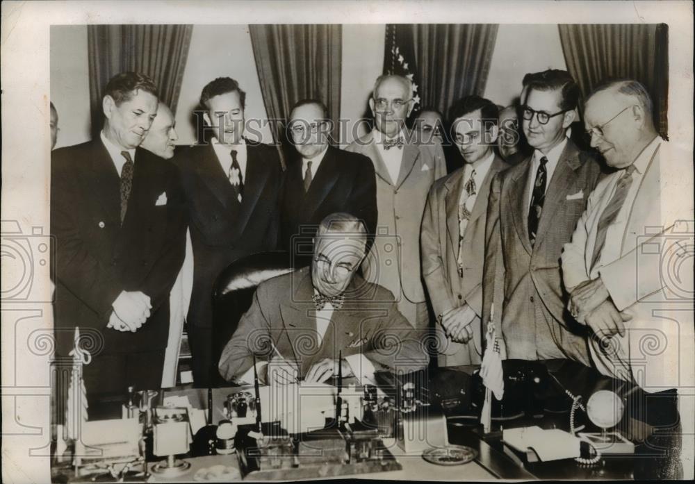 1949 Press Photo President Harry S. Truman Signing Public Housing Bill - Historic Images