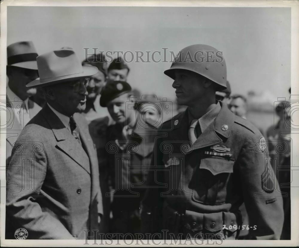 1945 Press Photo President Harry S. Truman at Airfield in Brussels, Belgium - Historic Images