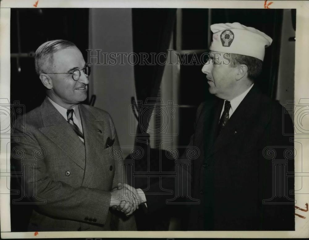 1945 Press Photo Harry S. Truman w Edward T. McCaffrey of Catholic War Veterans - Historic Images