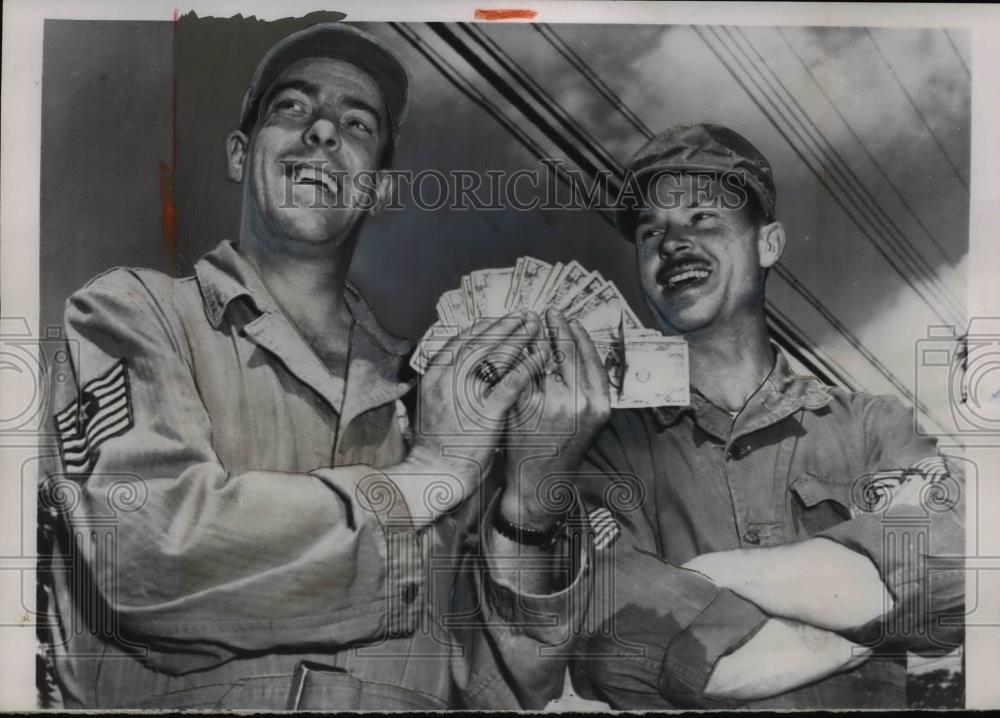 1954 Press Photo Sgt Llwellyn Baldwin, Sgt Charles Pyles in Andrews AFB Holdup - Historic Images