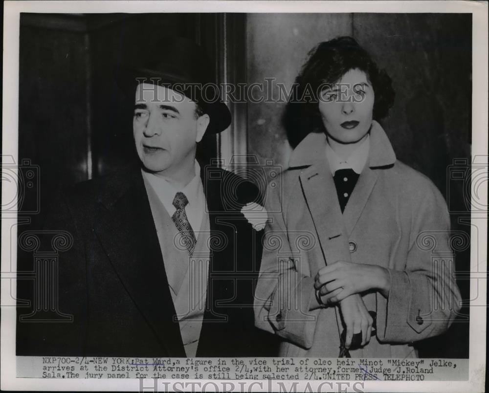 1953 Press Photo Pat Ward Arrives at District Attorney&#39;s Office for Jelke Trial - Historic Images