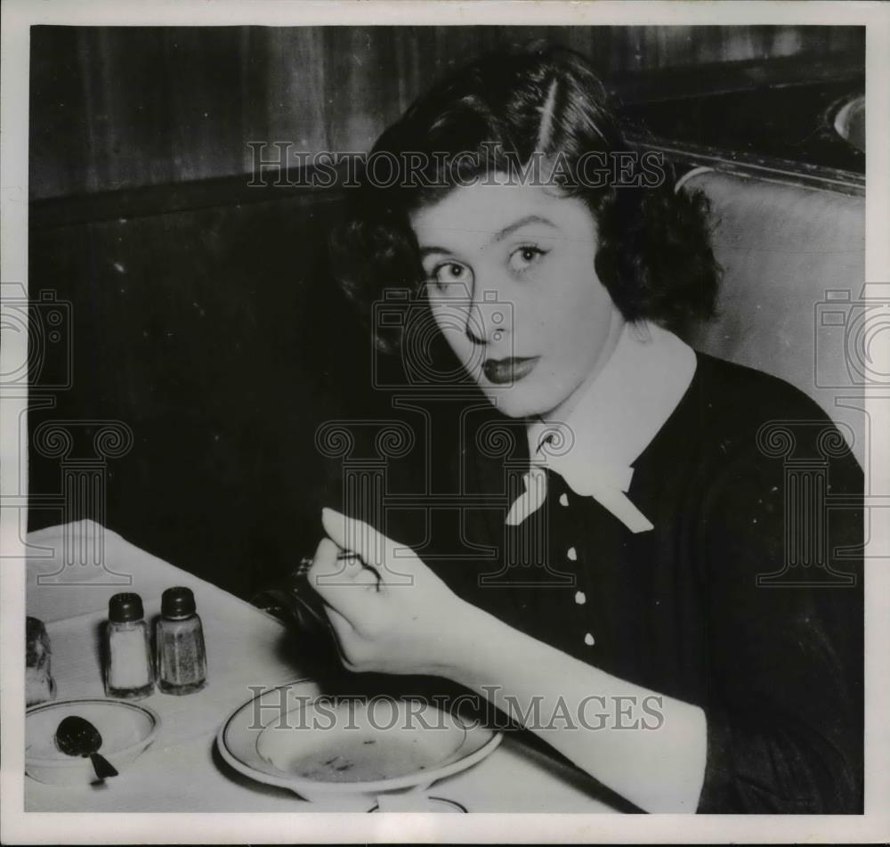 1953 Press Photo Pat Ward Eats during Minot Jelke Trial Recess, New York - Historic Images