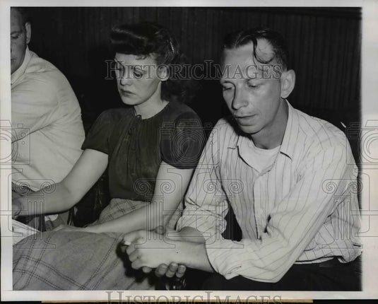 1949 Press Photo Mr. & Mrs. Erick Johnson Listen to Inquest of Son's Murderer - Historic Images