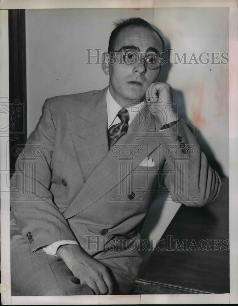 1951 Press Photo E Merl Young on Sidelines of RFC "Influence" Hearings - Historic Images