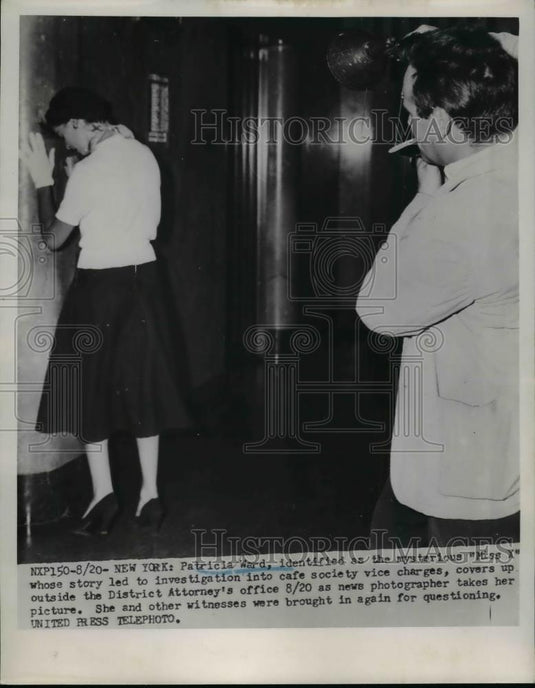1952 Press Photo Star Witness Patricia Ward Covers Up Outside D.A.'s Office - Historic Images