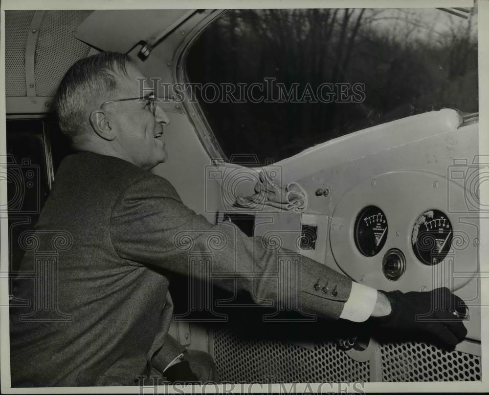 1946 Press Photo Pres Truman Shown in Engine at the Throttle of Baltimore Diesel - Historic Images