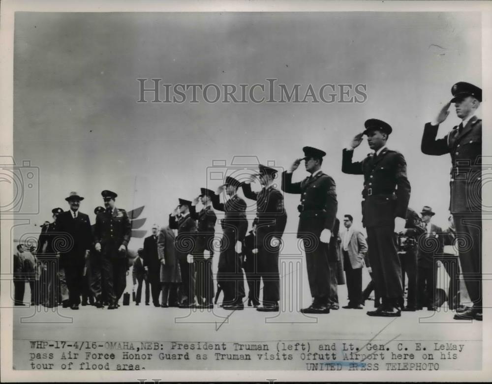 1962 Press Photo Pres Truman &amp; Lt. Gen. C.E. LeMay Pass Air Force Guard - Historic Images