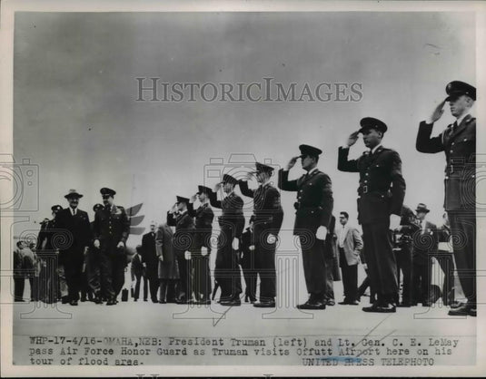 1962 Press Photo Pres Truman & Lt. Gen. C.E. LeMay Pass Air Force Guard - Historic Images