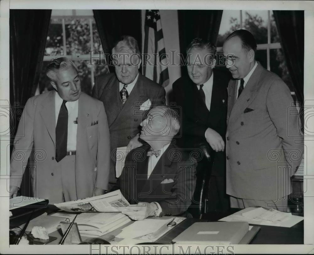 1945 Press Photo Officials of American Legion Press Truman for Support - Historic Images