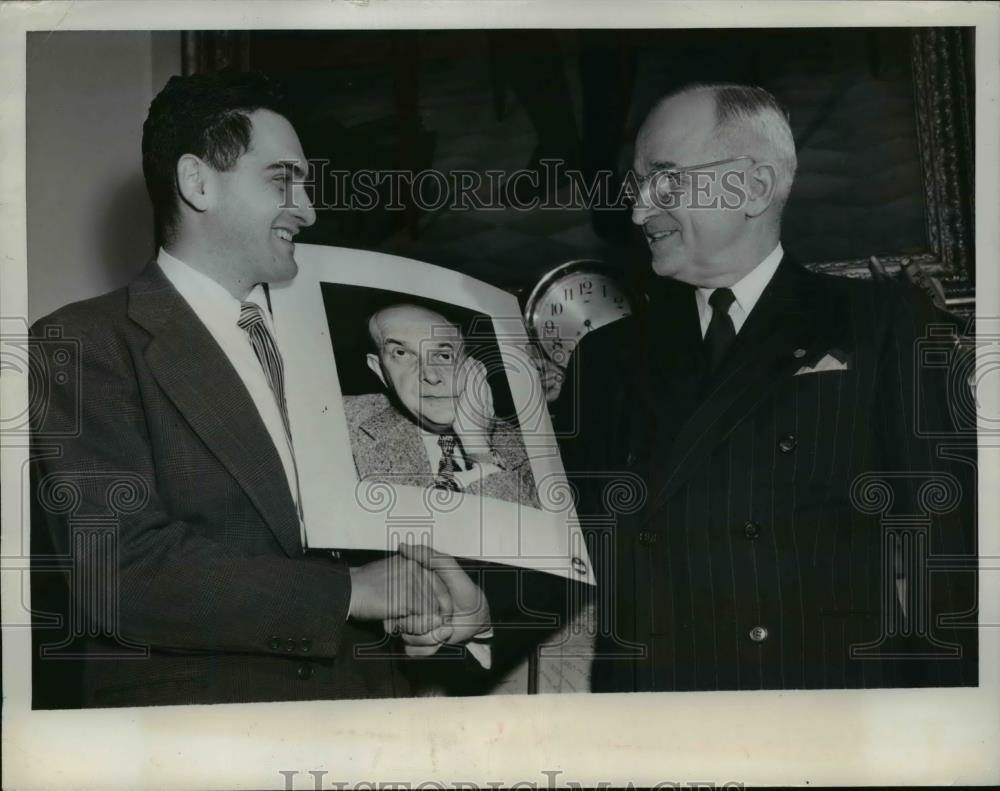 1950 Press Photo Stan Tretick, Acme Photographer, Congratulated by Pres Truman - Historic Images