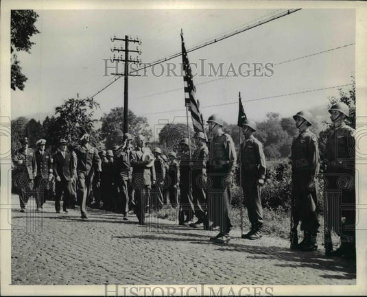 1945 Press Photo President Harry Truman Inspects 334th Infantry Regiment Germany - Historic Images