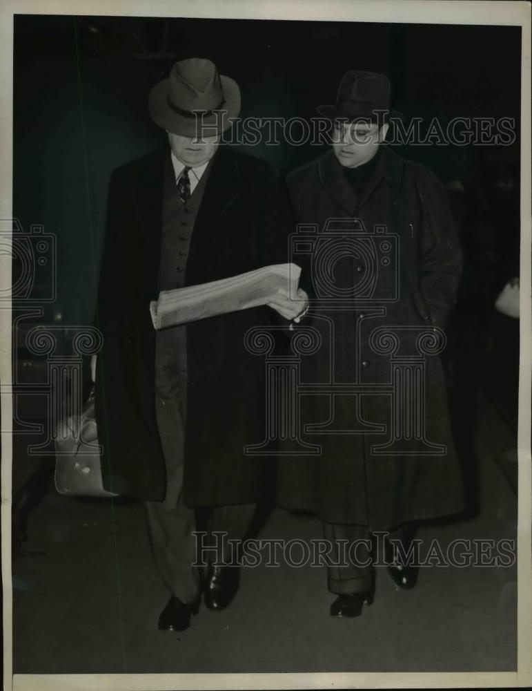 1940 Press Photo John L. Lewis Scans Headlines of Newspaper - nep08433 - Historic Images