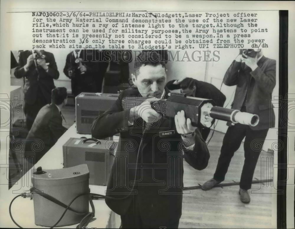 1964 Press Photo Harold Blodgett Demonstrates Laser Rifle - nep08498 - Historic Images