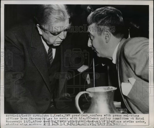1949 Press Photo John Lewis Confers with Press Relations Officer Dave Charney - Historic Images