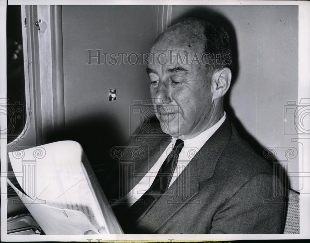 1956 Press Photo Adlai E Stevenson Checks Paper After Boarding Train Amid Cmpgn. - Historic Images