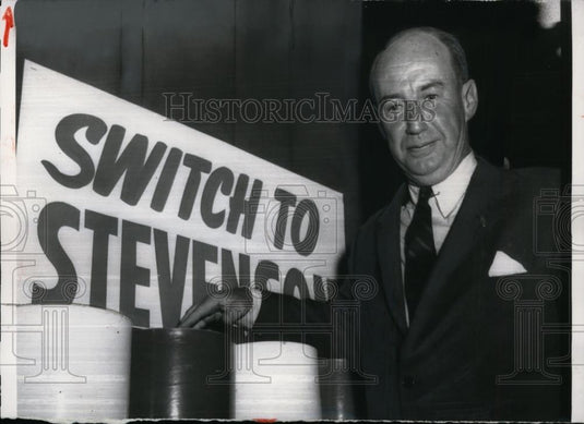 1956 Press Photo Adlai Stevenson Showing Latest Political Slogans, Gives Speech - Historic Images